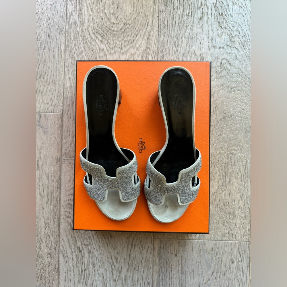 H logo oasis sandal low heeled, dazzling silver, US 37